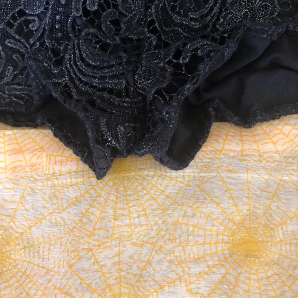Romper/lace - Picture 2 of 4